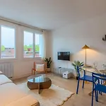 Two Bedroom Near Shops & Tram *