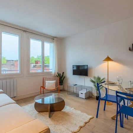 Two Bedroom Near Shops & Tram *