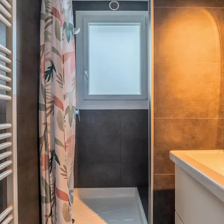 Two Bedroom Near Shops & Tram 아파트 발뇌브다스크