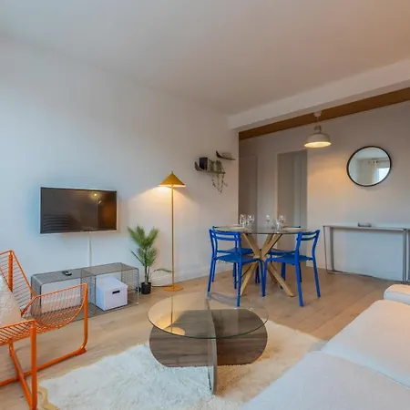 Two Bedroom Near Shops & Tram