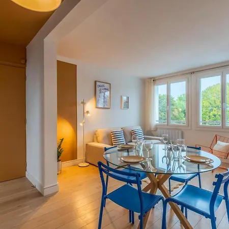 Two Bedroom Near Shops & Tram Apartamento