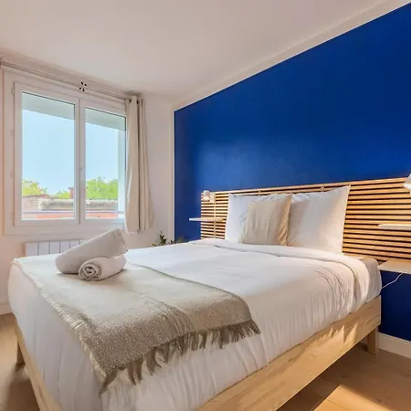 Two Bedroom Near Shops & Tram