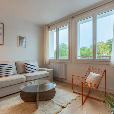 Two Bedroom Near Shops & Tram *