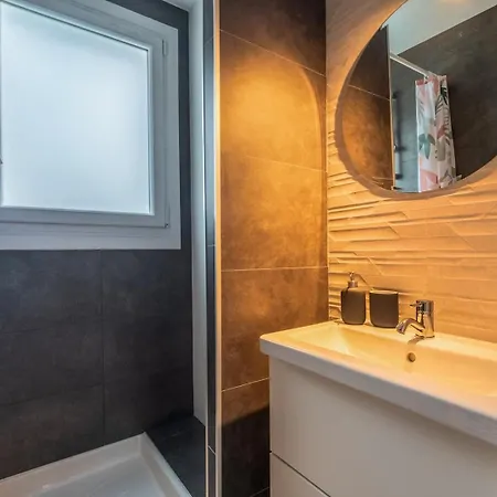 Two Bedroom Near Shops & Tram Apartament